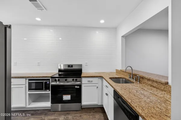 $2,000 | 7701 Baymeadows Circle West, Unit 1052, Jacksonville, FL 32256