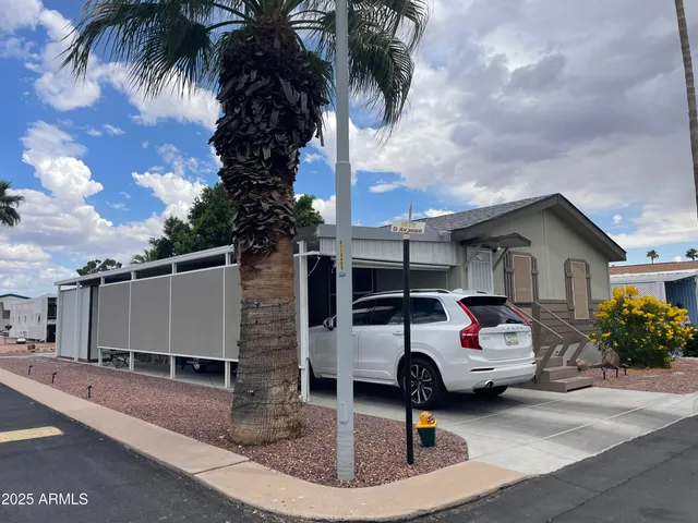 a view of a house with backyard
