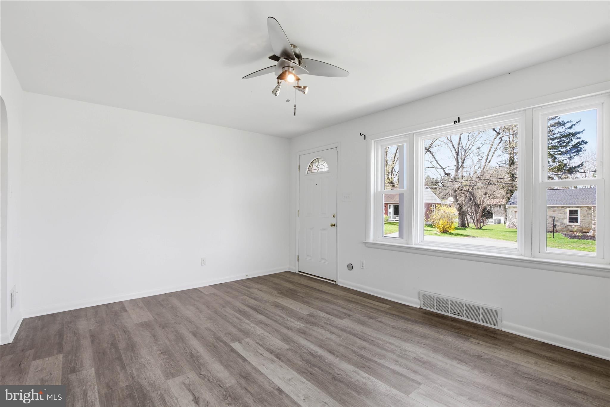 319 Dahlia Road Lancaster, PA 17602 - Photo 4 of 21