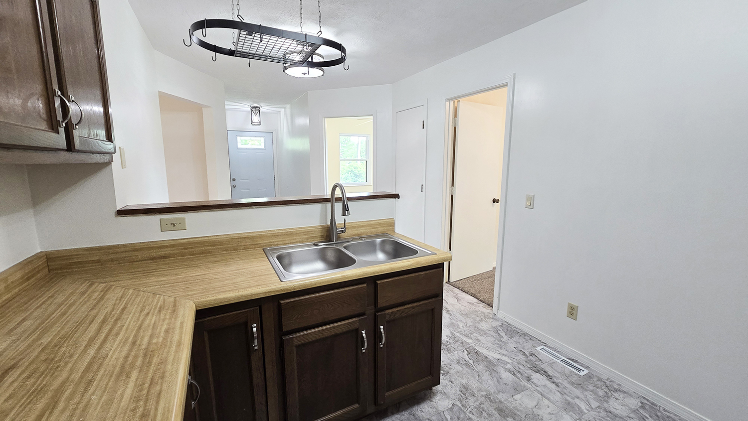787 Walnut Hill Road Centralia, IL 62801 - Photo 24 of 42 a bathroom with a sink and a mirror