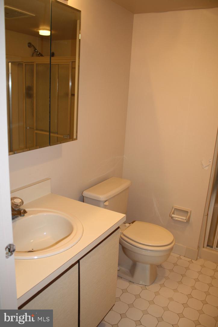800 Avondale Road, Unit 6C Wallingford, PA 19086 - Photo 13 of 25 a bathroom with a sink a toilet and shower