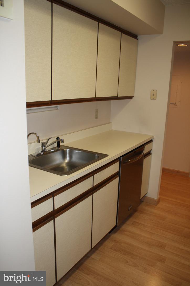 800 Avondale Road, Unit 6C Wallingford, PA 19086 - Photo 8 of 25 a kitchen with a sink and cabinets