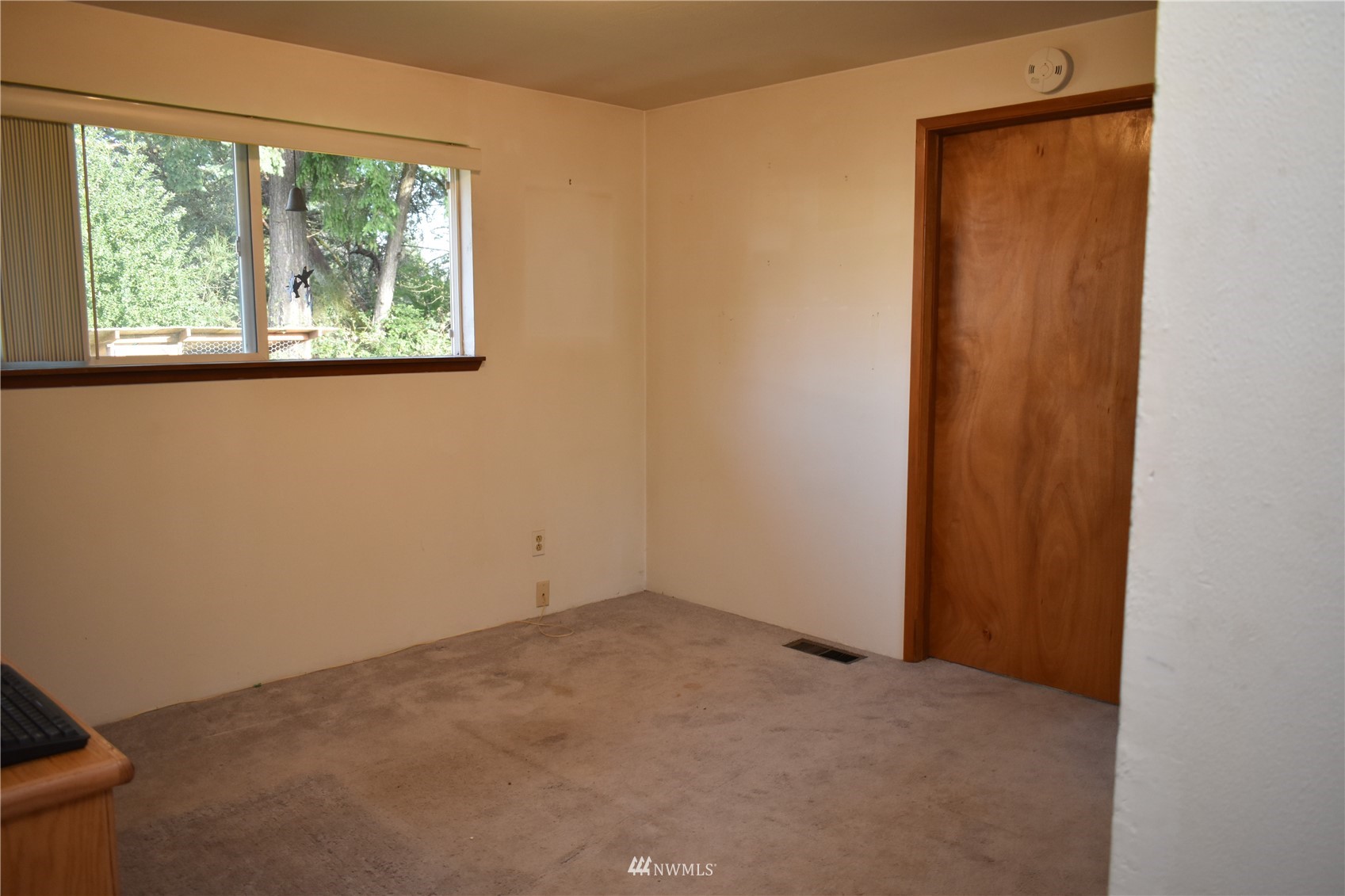 819 Sheridan Road Bremerton, WA 98310 - Photo 13 of 40 an empty room with a window