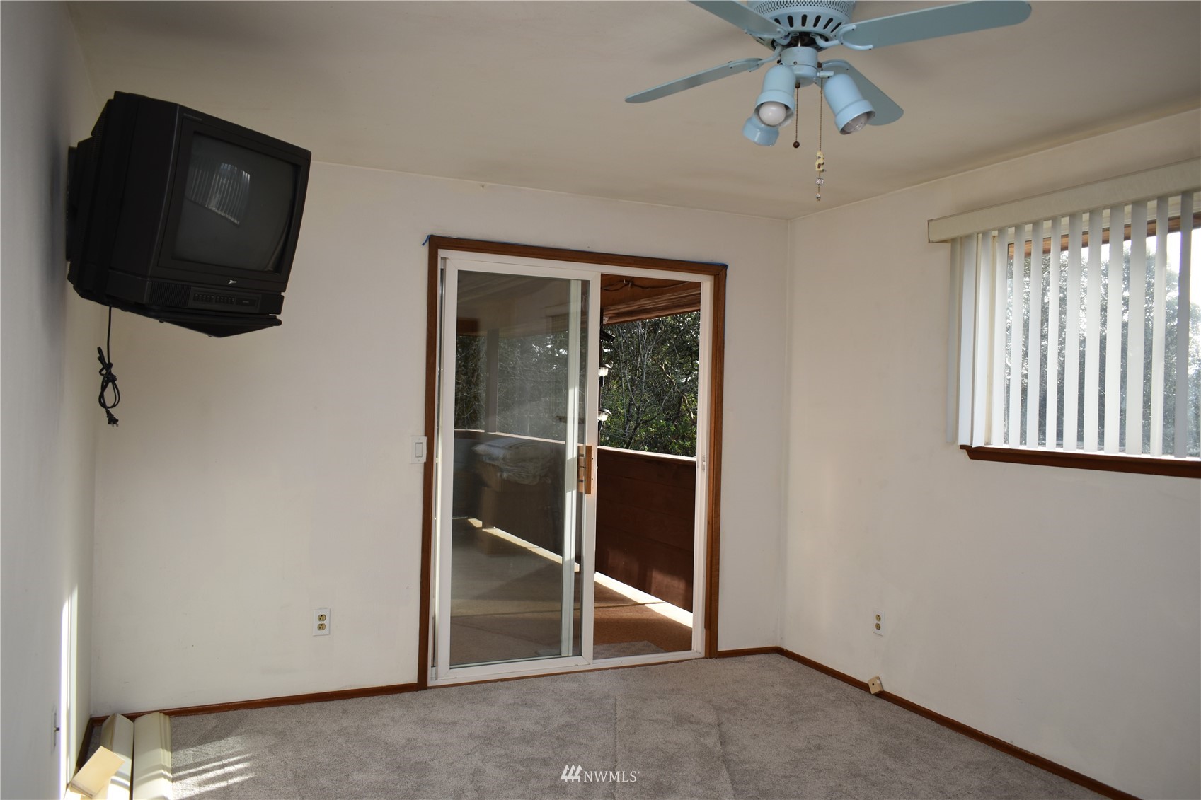 819 Sheridan Road Bremerton, WA 98310 - Photo 19 of 40 a view of a livingroom with an empty space and a window