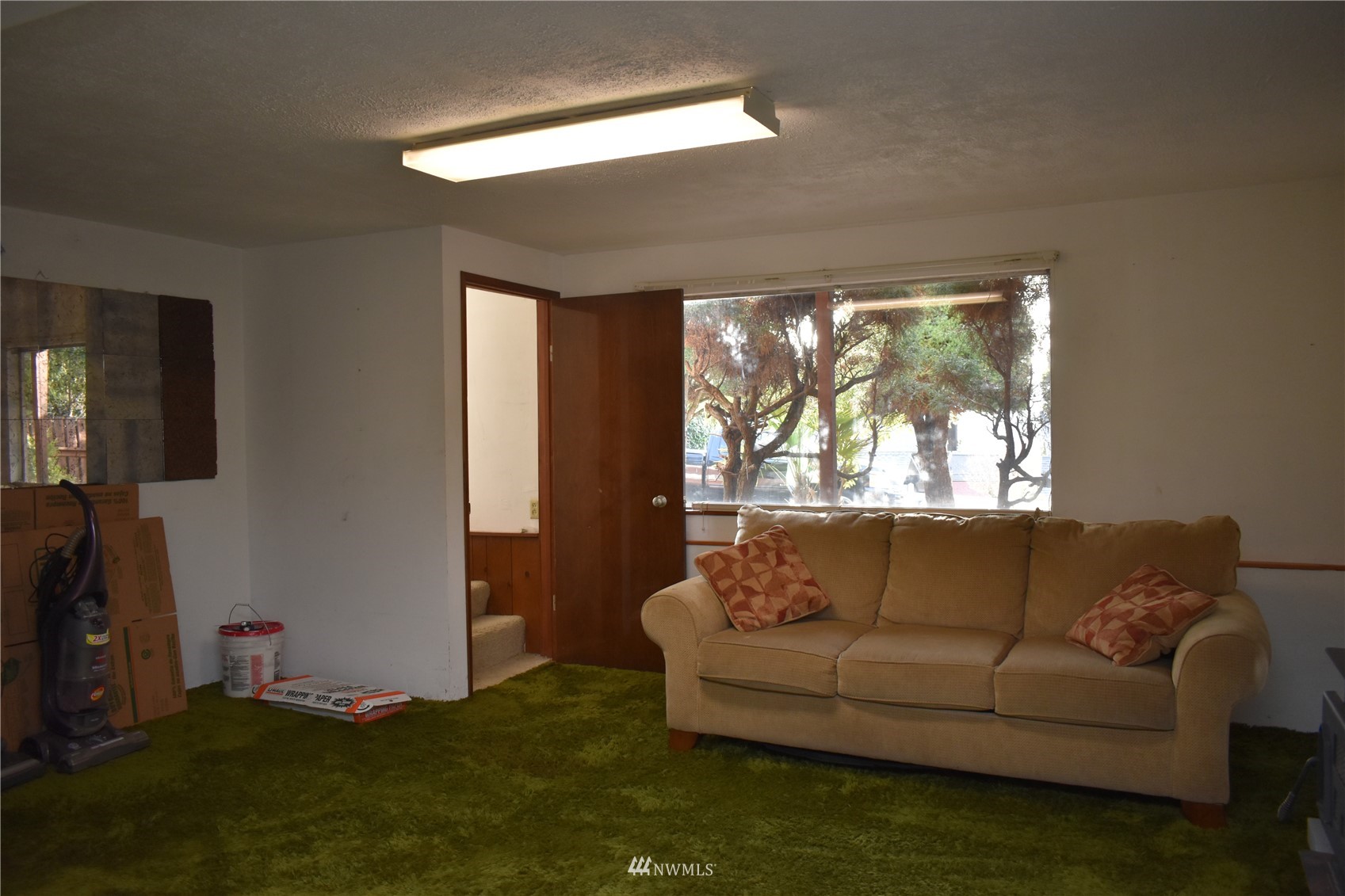 819 Sheridan Road Bremerton, WA 98310 - Photo 22 of 40 a living room with furniture and a large window