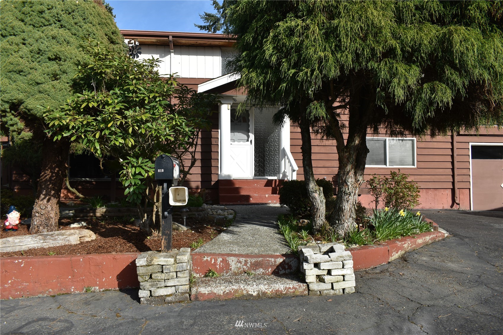 819 Sheridan Road Bremerton, WA 98310 - Photo 38 of 40 a front view of a house with a yard