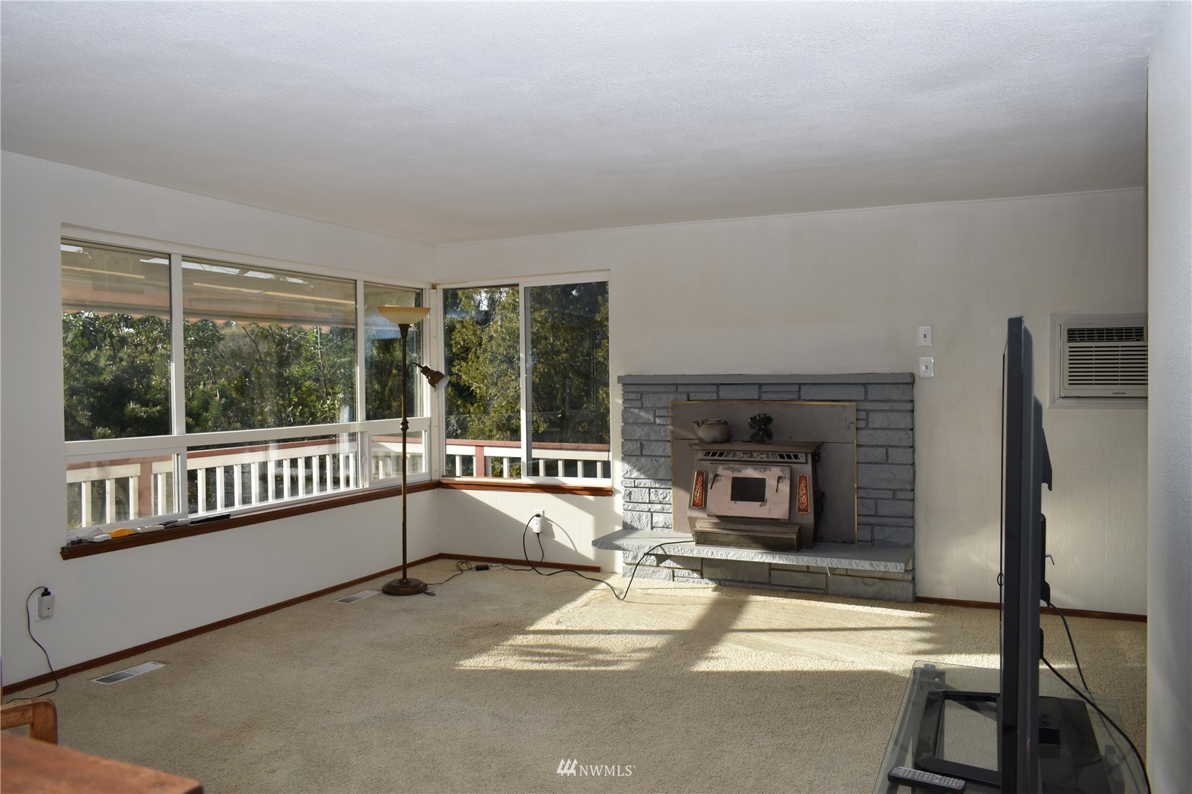 819 Sheridan Road Bremerton, WA 98310 - Photo 4 of 40 a living room with furniture and a fireplace