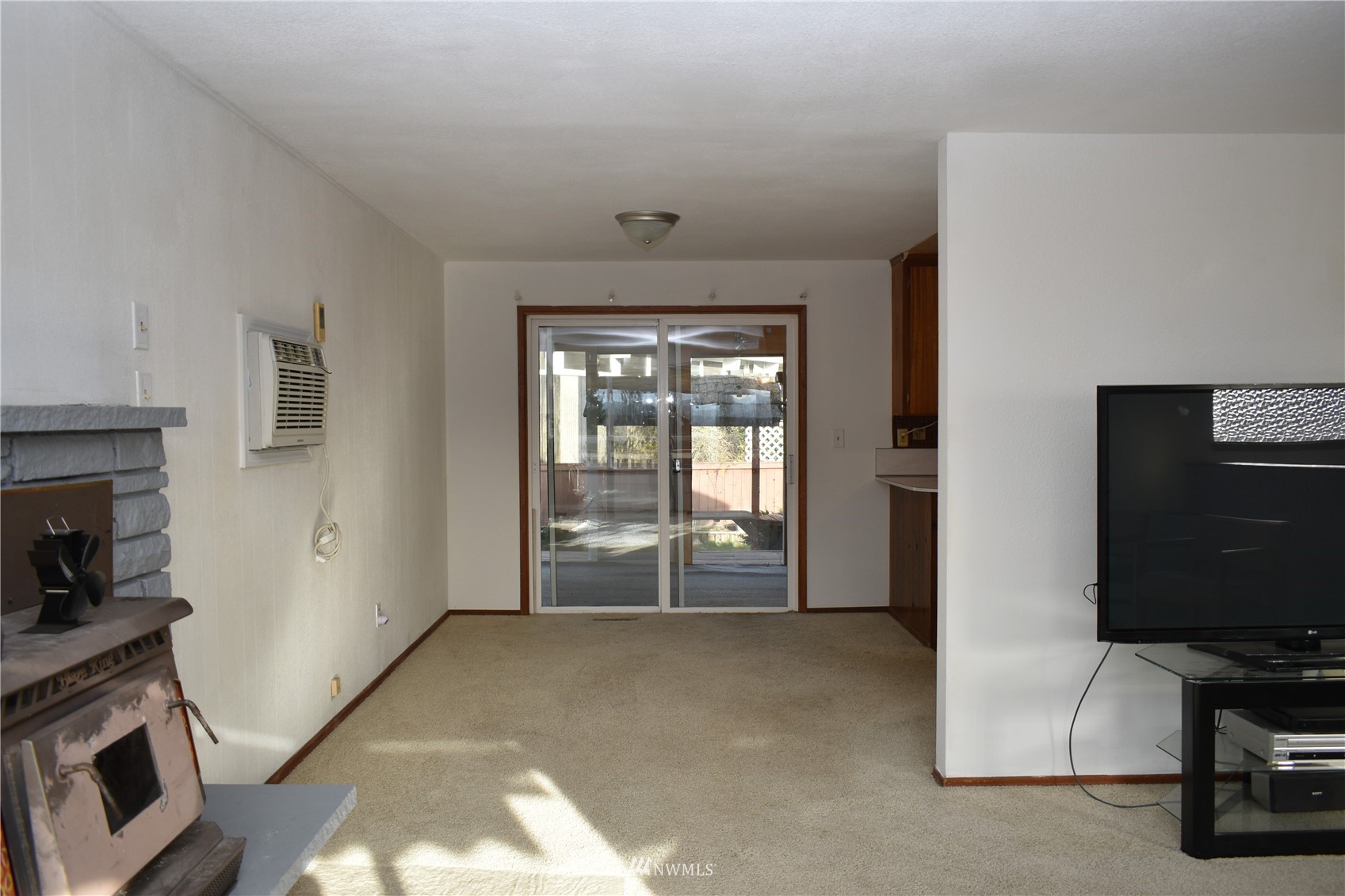 819 Sheridan Road Bremerton, WA 98310 - Photo 5 of 40 a view of an empty room with a fireplace