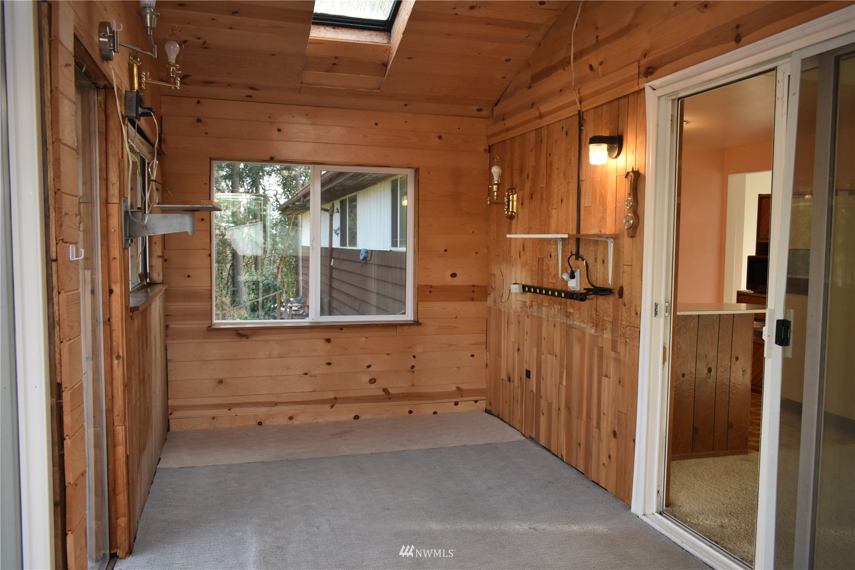819 Sheridan Road Bremerton, WA 98310 - Photo 9 of 40 a view of a bathroom with a tub and shower