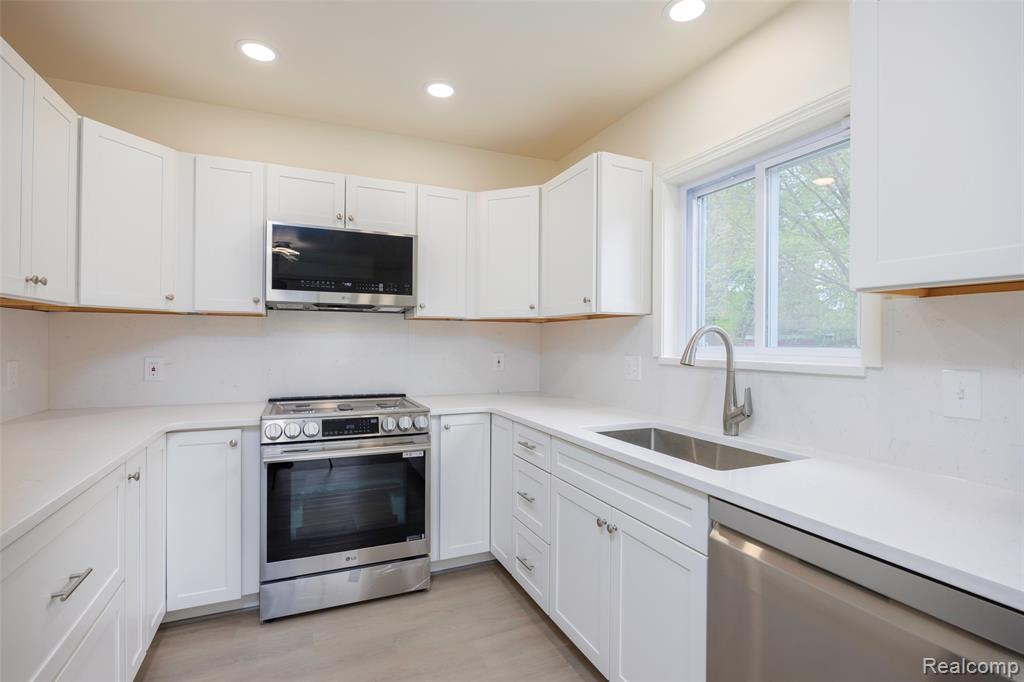 20505 Ridgemont Road Harper Woods, MI 48225 - Photo 14 of 48