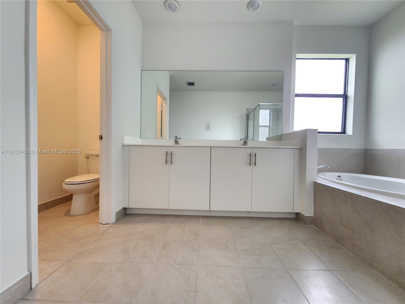 12959 Southwest 229th Lane Miami, FL 33170 - Photo 19 of 28 a view of a bathroom with bathtub