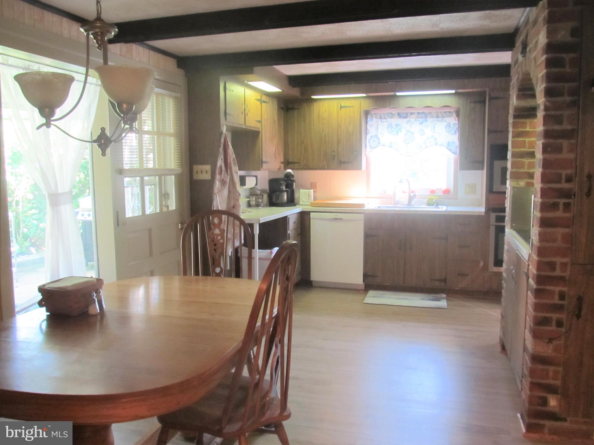 84 Chapel Hill Road Sinking Spring, PA 19608 - Photo 5 of 43 Kitchen eating area