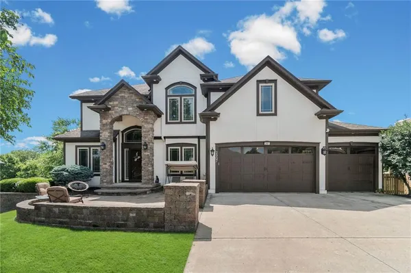 $700,000 | 2907 Northeast Viewpark Place, Lee's Summit, MO 64086
