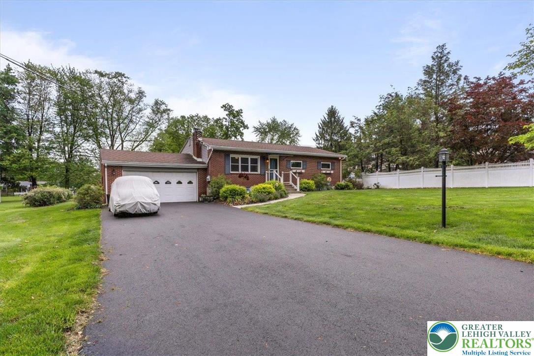 2840 Whitewood Road Bethlehem, PA 18017 - Photo 3 of 26 Front Yard