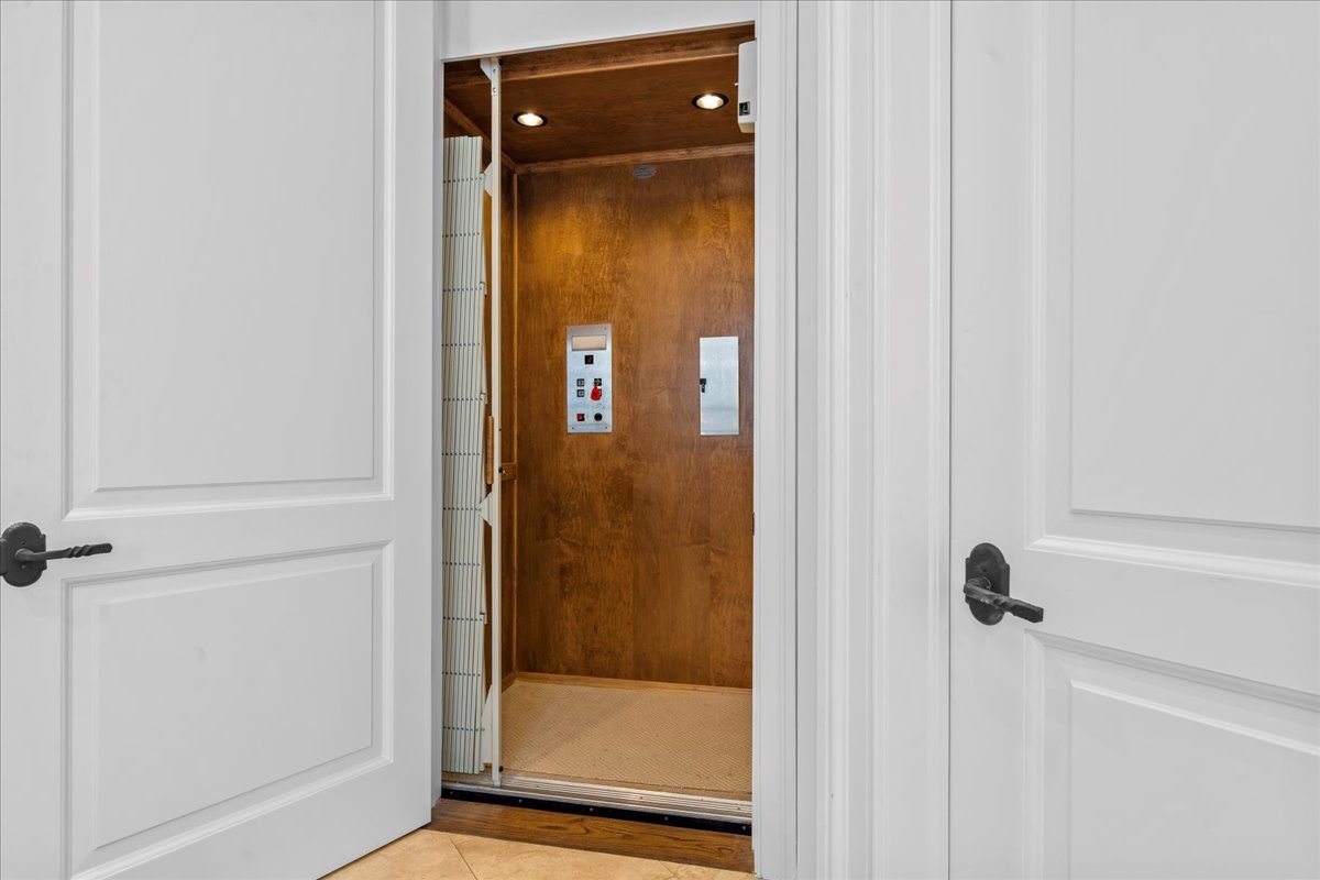 697 Bluff Road Lake Bluff, IL 60044 - Photo 14 of 49 a view of a bathroom from a hallway
