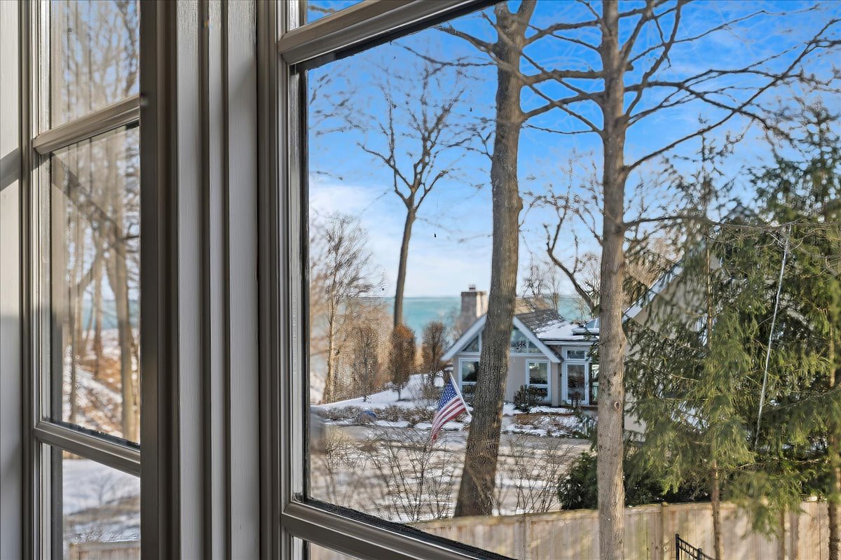 697 Bluff Road Lake Bluff, IL 60044 - Photo 26 of 49 a view of a balcony with a tree
