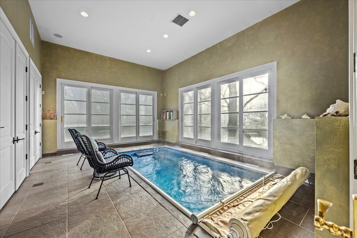 697 Bluff Road Lake Bluff, IL 60044 - Photo 35 of 49 a living room with a couch and a table