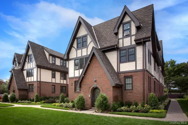 $2,975 | 78 South Clinton Avenue, Unit 2A, Bay Shore, NY 11706