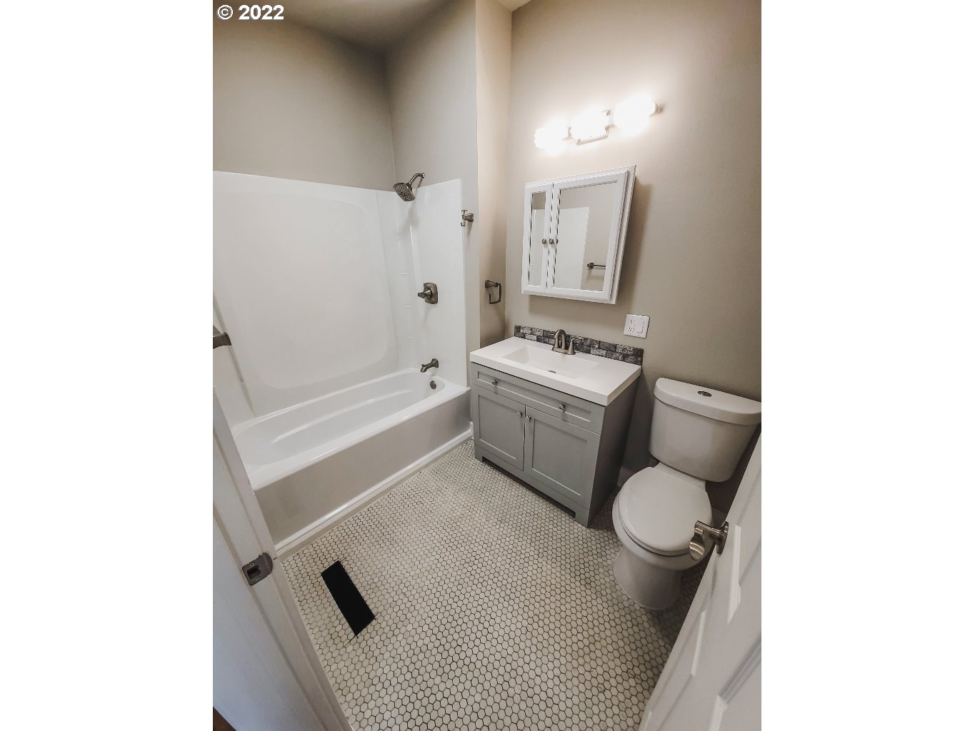 324 Northwest 9th Street Pendleton, OR 97801 - Photo 23 of 24 a bathroom with a granite countertop sink toilet tub and mirror