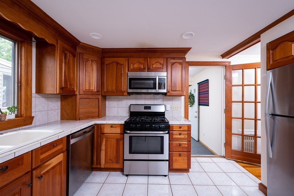 41 Hobomack Road Quincy, MA 02169 - Photo 6 of 42 Gallery Image 6