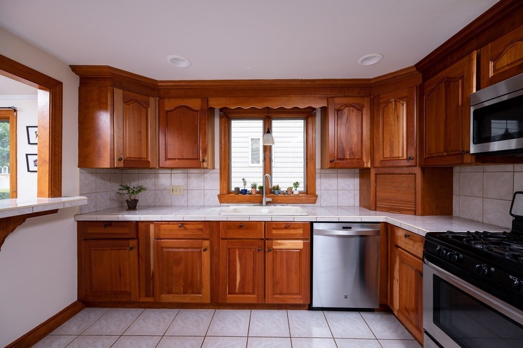 41 Hobomack Road Quincy, MA 02169 - Photo 9 of 42 Gallery Image 9