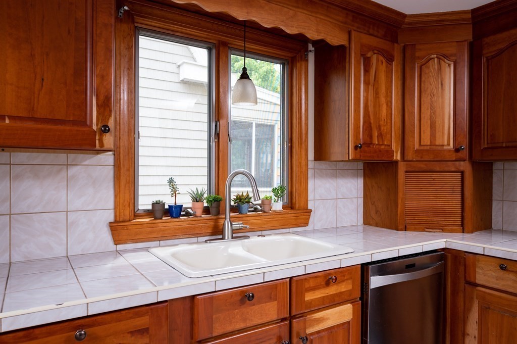 41 Hobomack Road Quincy, MA 02169 - Photo 10 of 42 Gallery Image 10