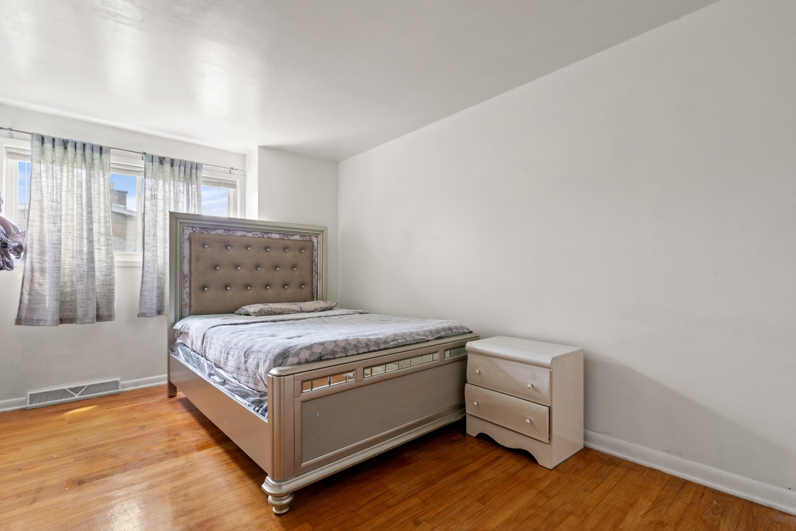 419 Glenshire Road Glenview, IL 60025 - Photo 7 of 11 a room with a bed and a window