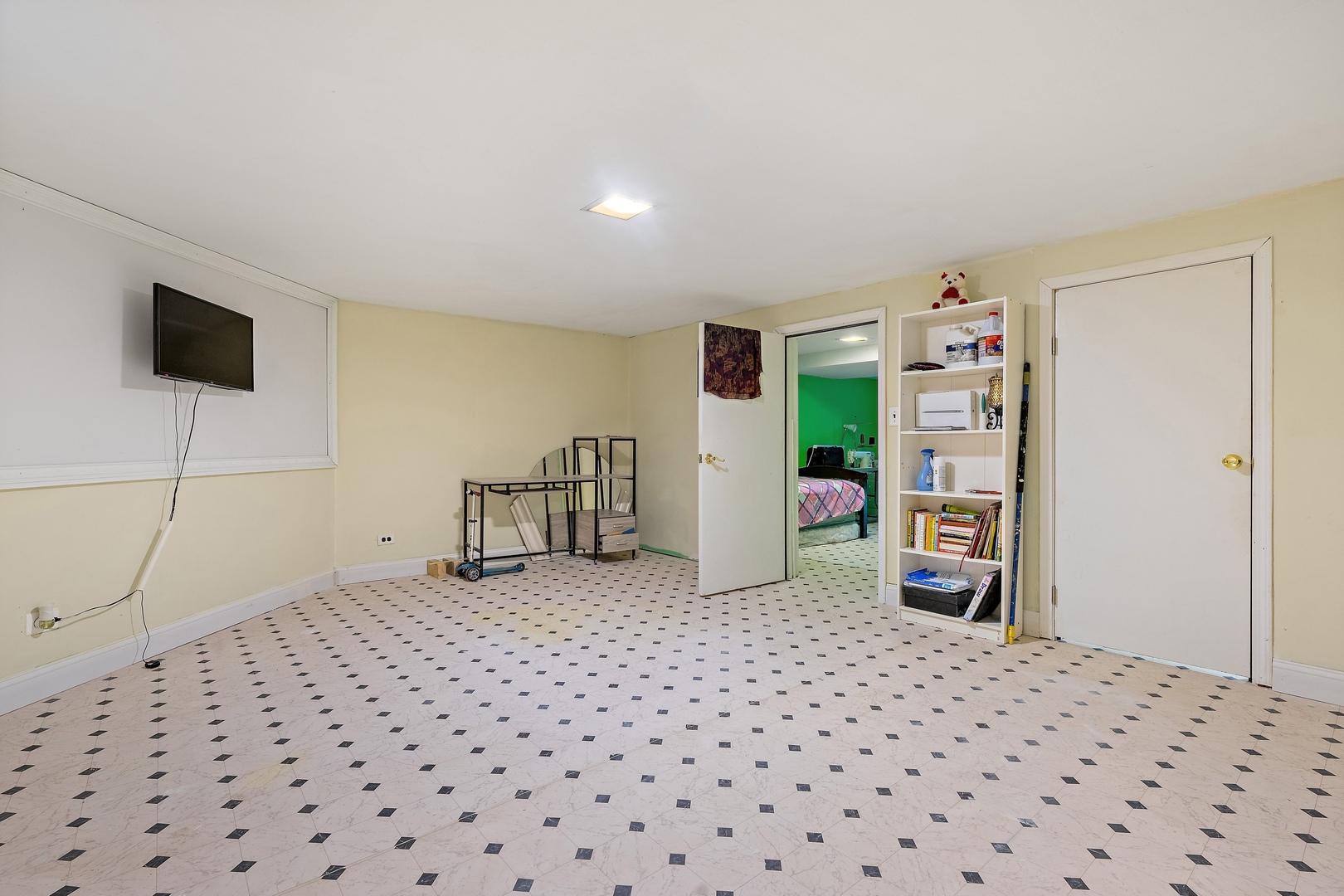 419 Glenshire Road Glenview, IL 60025 - Photo 10 of 11 a living room with a couch and a flat screen tv