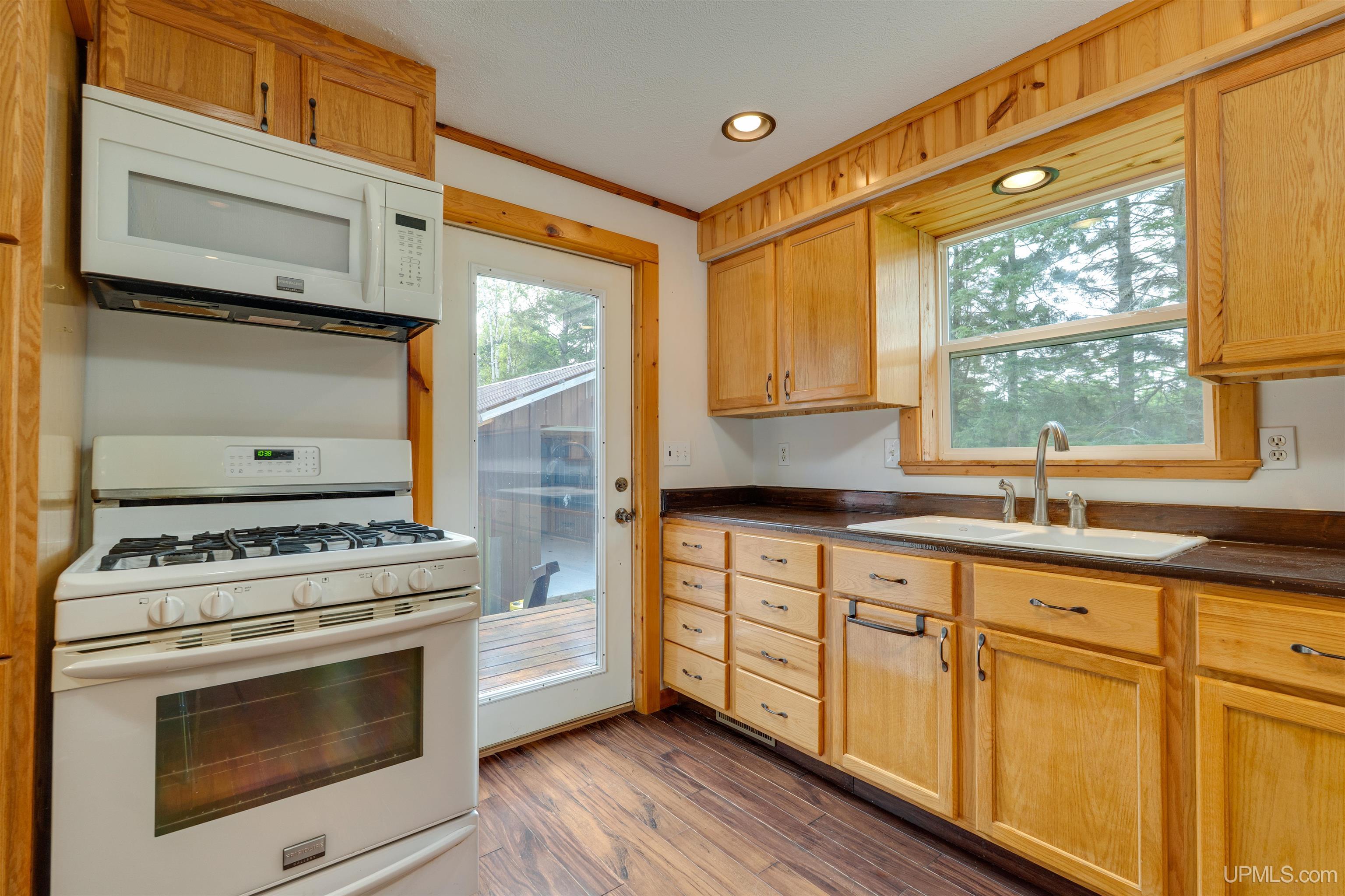 102 Fifth Street Manistique, MI 49854 - Photo 2 of 31 Gallery Image 2
