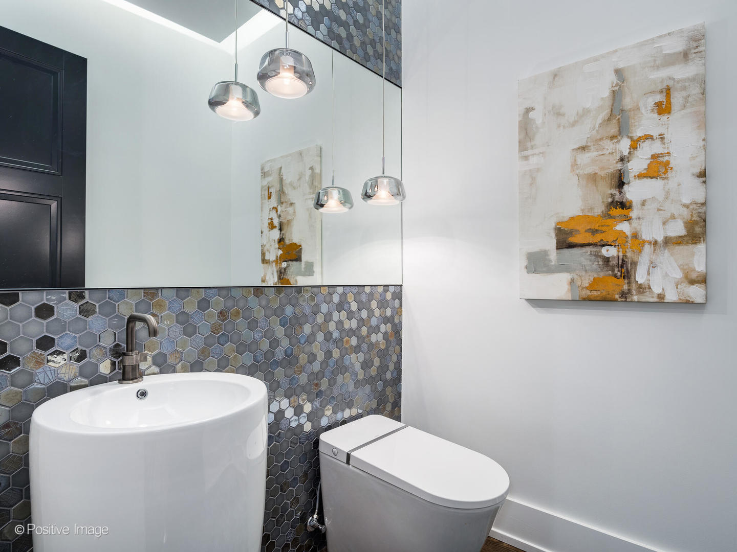 1216 West George Street Chicago, IL 60657 - Photo 14 of 42 a bathroom with a toilet a sink and mirror