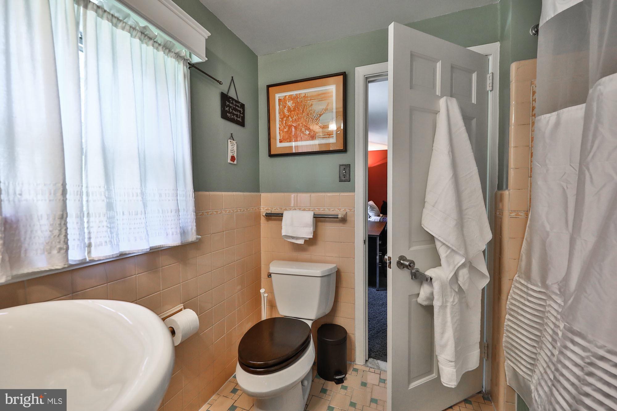 1140 Kingsley Road Rydal, PA 19046 - Photo 25 of 38 Jack & Jill Bathroom