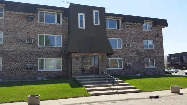 a brick building that has a lots of windows in it