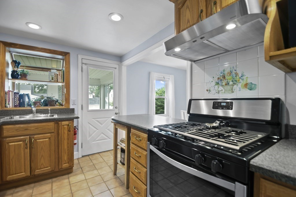 10 Cleveland Road Waltham, MA 02453 - Photo 12 of 31 Gallery Image 12