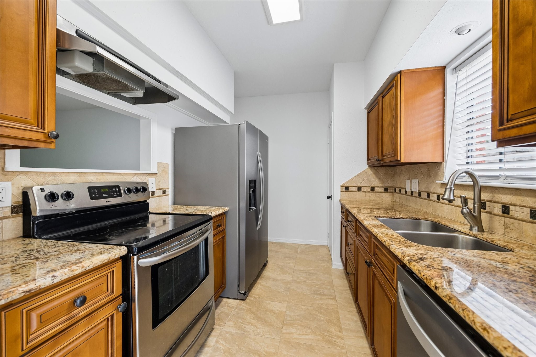 752 Augusta Drive, Unit 752 Houston, TX 77057 - Photo 5 of 19 Kitchen with stainless steel appliances.
