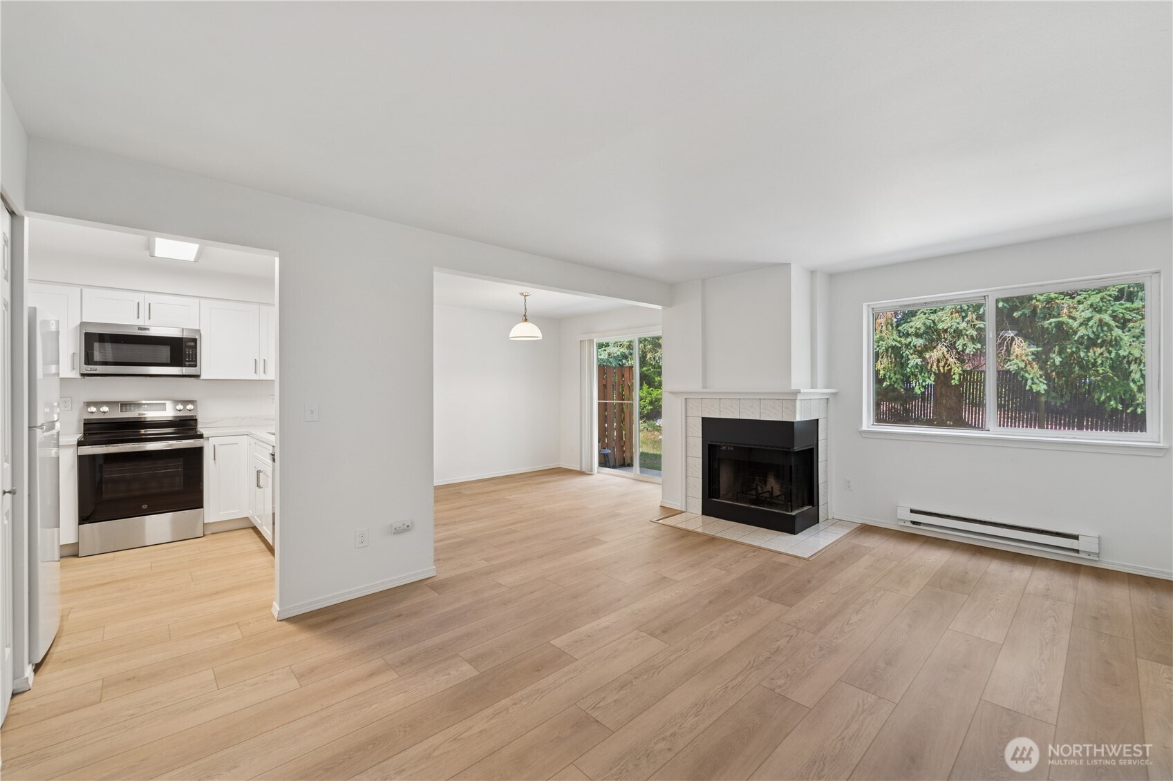 927 132nd Street Southwest, Unit H5 Everett, WA 98204 - Photo 4 of 28