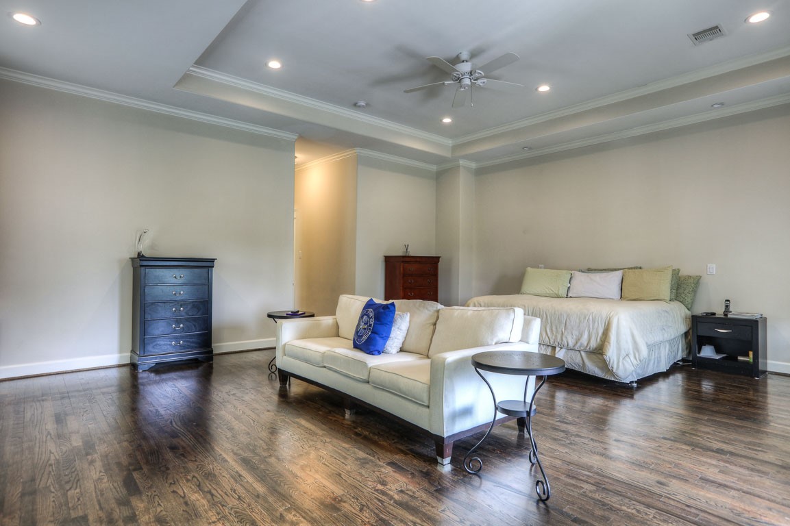 922 Alexander Street Houston, TX 77008 - Photo 27 of 43 Primary sitting area showing tray ceiling.