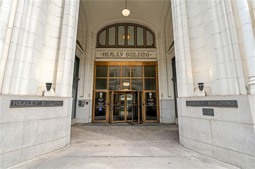 57 Forsyth Street Northwest, Unit 14H Atlanta, GA 30303 - Photo 36 of 42 a view of living room with washer and dryer