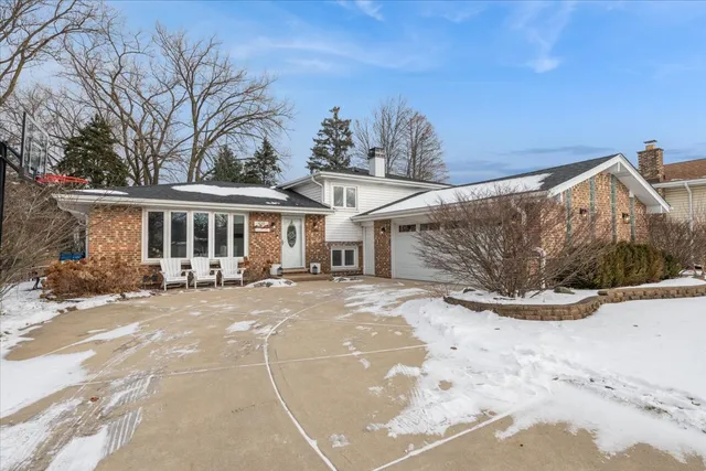 $515,000 | 430 Valley View Drive, Downers Grove, IL 60516