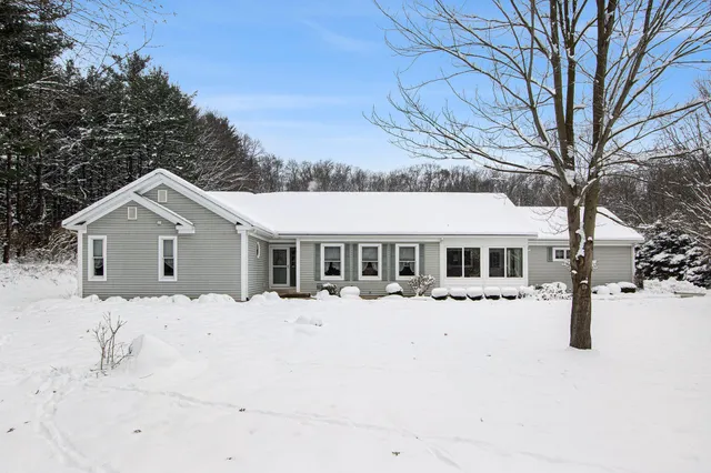 $595,000 | 9131 North 42nd Street, Hickory Corners, MI 49060