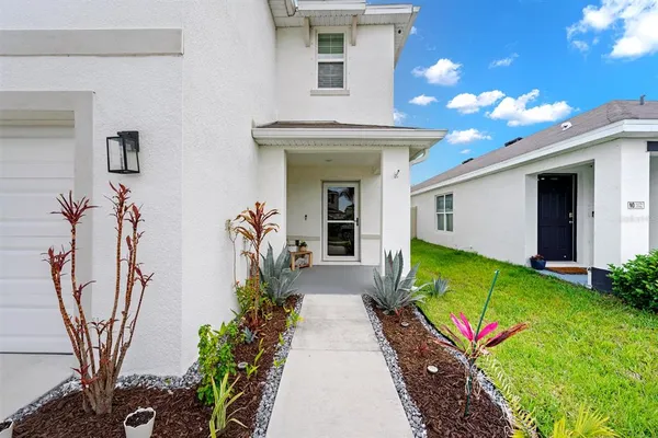 a view of entryway with a flower garden