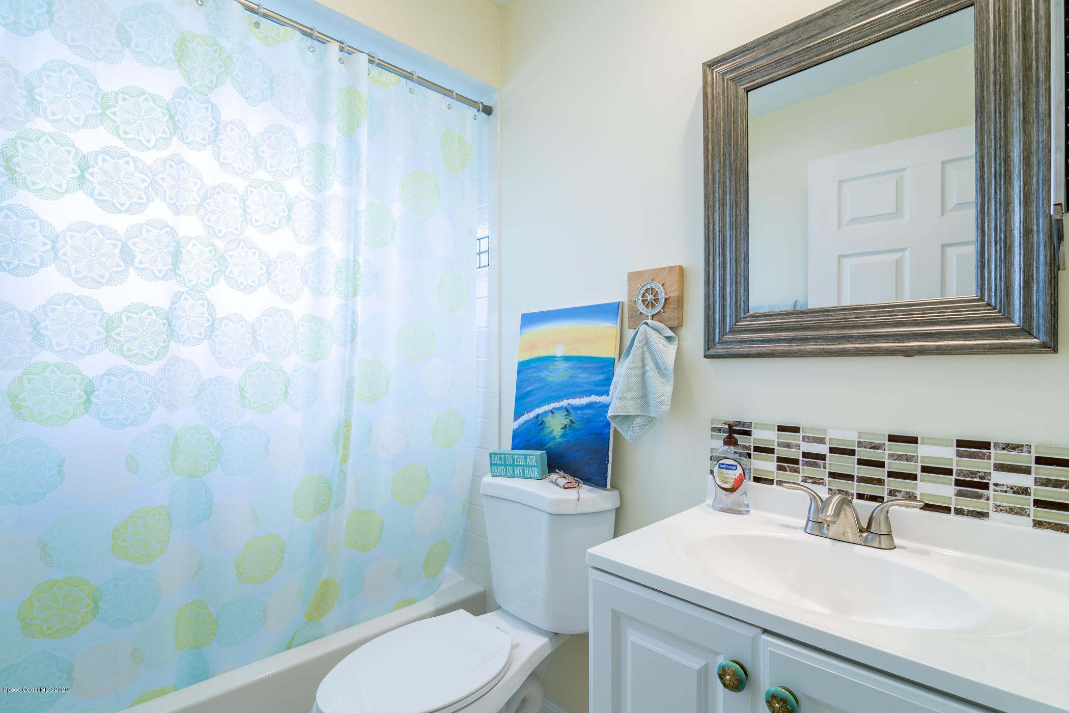 217 Oak Lake Road Melbourne, FL 32901 - Photo 12 of 23 Guest Bathroom