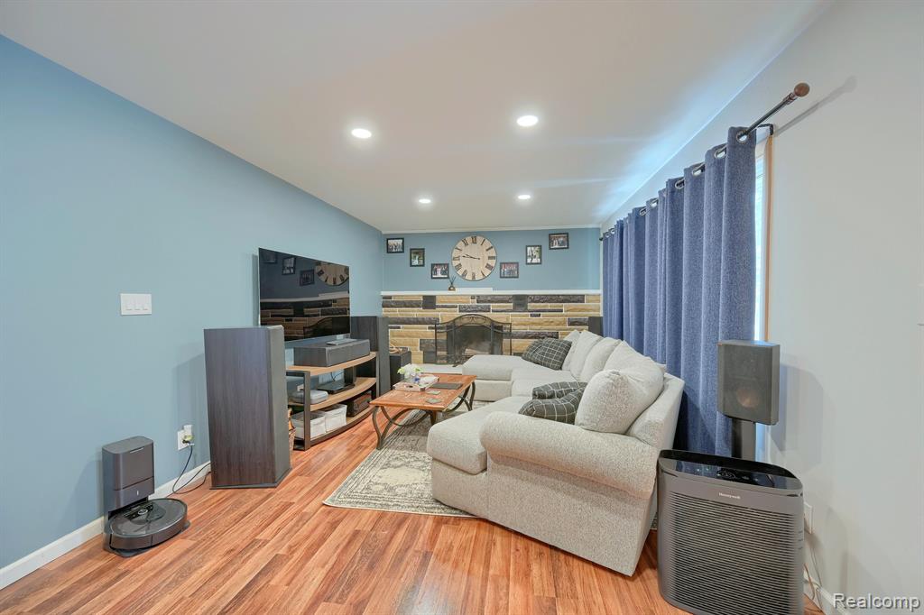 5985 Curdy Road Howell, MI 48855 - Photo 4 of 29