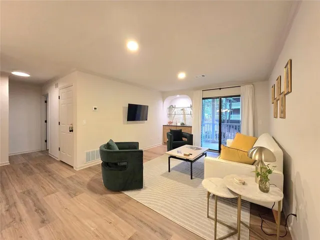 $280,000 | 301 Barrington Hills Drive, Atlanta, GA 30350