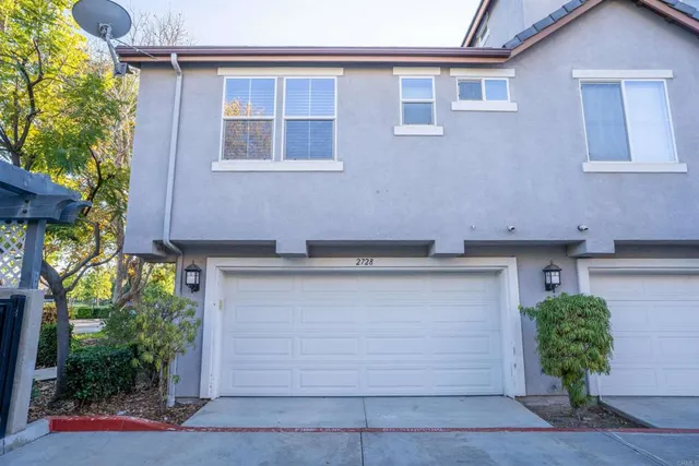 a front view of house with yard