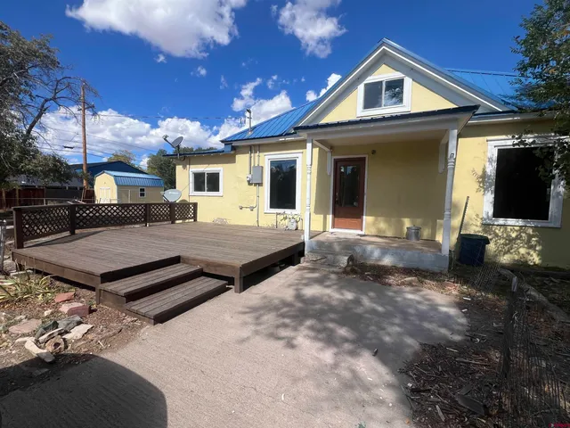 a view of a house with patio outdoor dining space and a patio