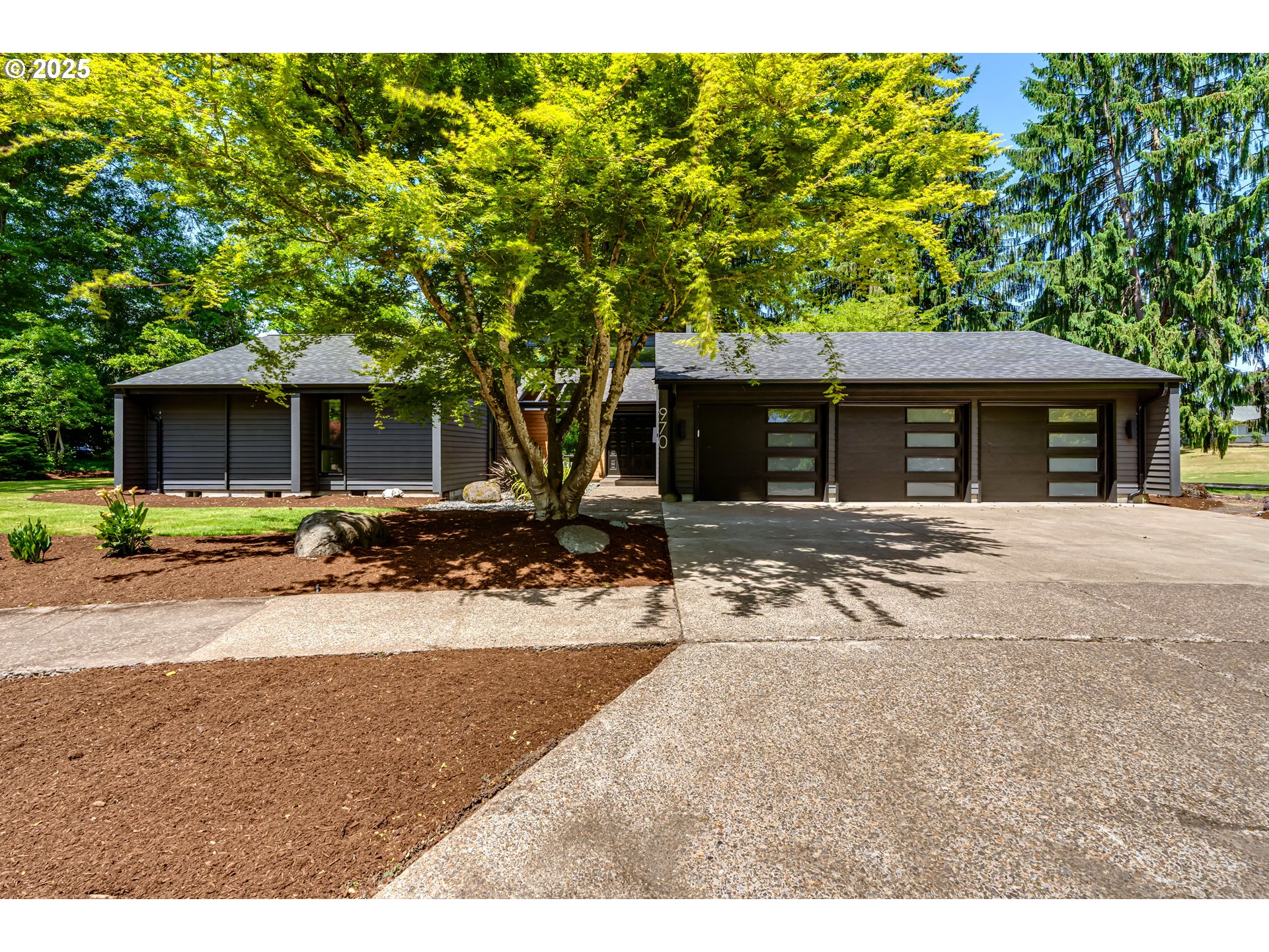 970 St Andrews Drive Eugene, OR 97401 - Photo 2 of 48 a front view of a house with a yard