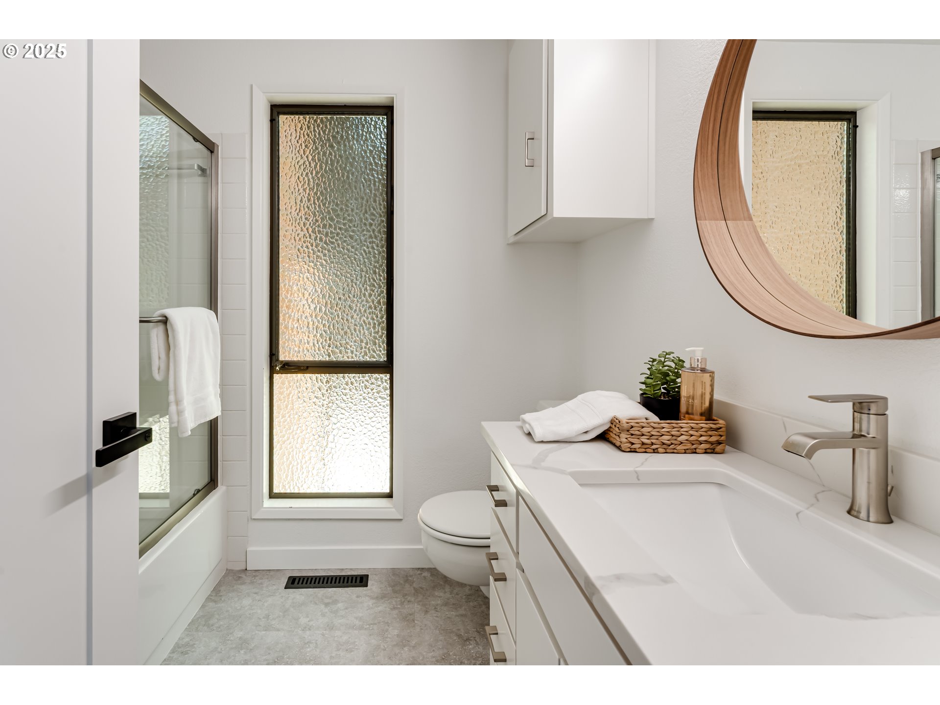 970 St Andrews Drive Eugene, OR 97401 - Photo 29 of 48 a bathroom with a sink toilet a mirror and tub