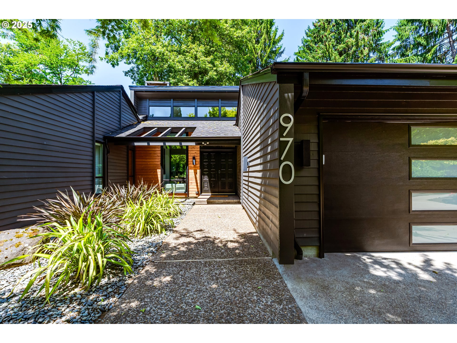 970 St Andrews Drive Eugene, OR 97401 - Photo 3 of 48 a front view of a house with a yard