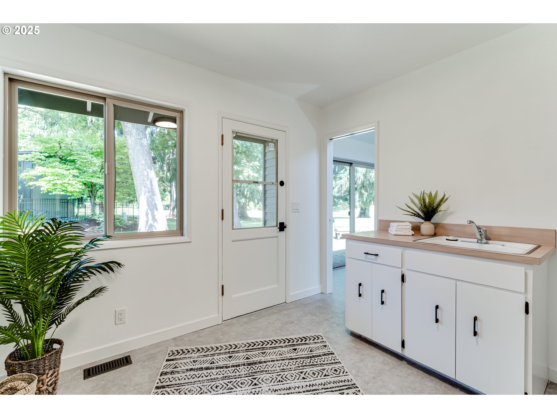 970 St Andrews Drive Eugene, OR 97401 - Photo 42 of 48 a view of cabinets and window