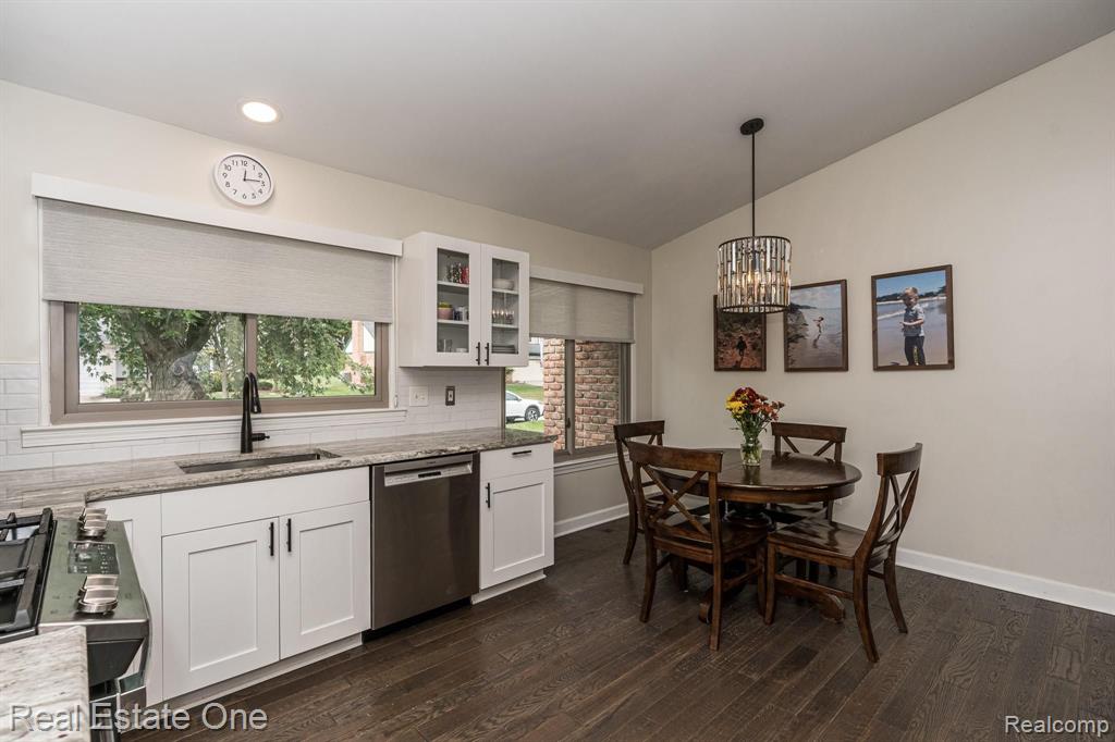 2033 Avonstoke Road Rochester Hills, MI 48307 - Photo 3 of 30
